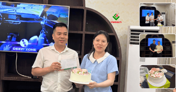 Giám đốc trao tặng phần quà ý nghĩa đến nhân viên trong dịp sinh nhật