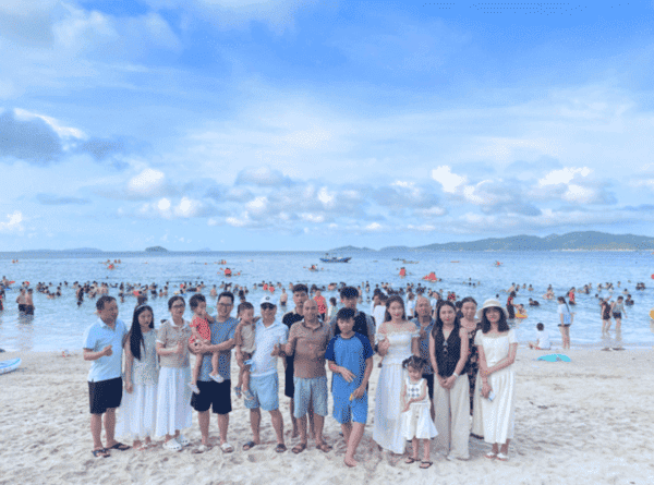 Viettech tham quan bãi biển Hồng Vàn tại Cô Tô