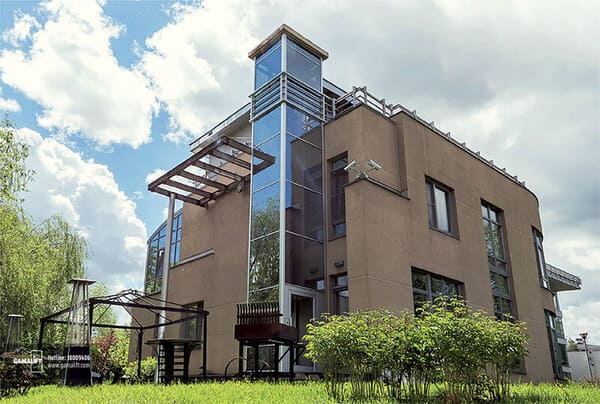 Thang máy được thiết kế đơn giản, phong cách Nhật Bản