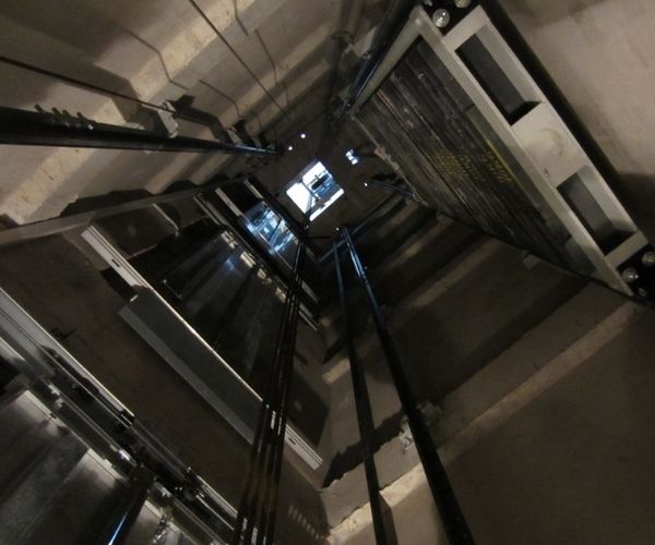 Thang máy cáp kéo có đối trọng