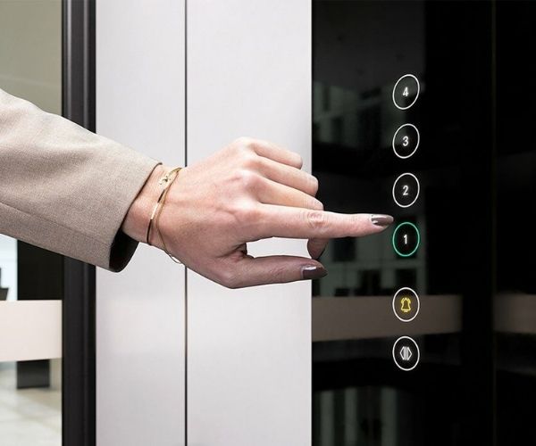 Nhấn nút gọi tầng tại bảng điều khiển