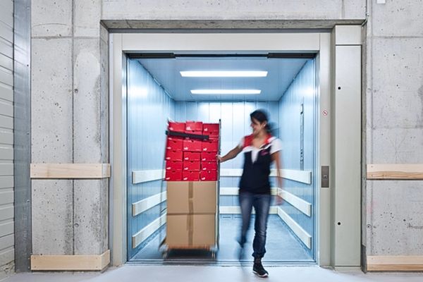 Có thể sử dụng thang máy kết hợp cả tải khách và tải hàng