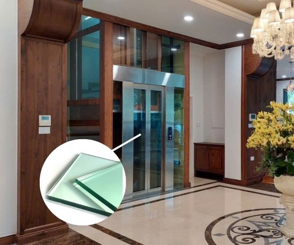 Vật liệu kính cường lực và inox sang trọng