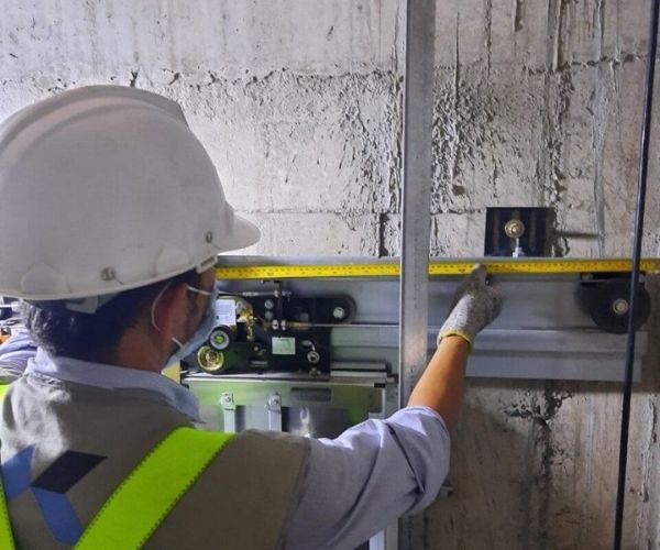 Quy trình nhân viên kỹ thuật Viettech tiến hành lắp đặt thang máy
