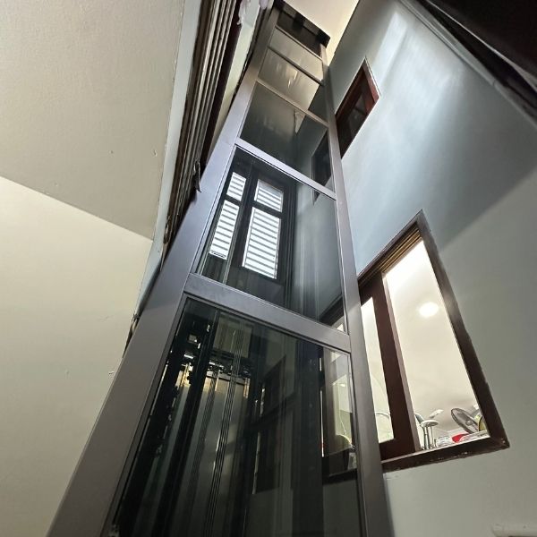 Số tầng phục vụ và tốc độ vận hành