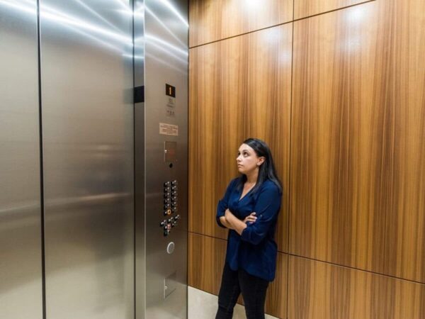 Thang máy không khởi động hoặc ngừng hoạt động đột ngột