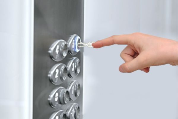 Thang máy bị nhiễm điện hoặc gây cảm giác giật