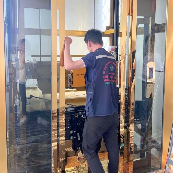 Kiểm tra hệ thống cửa và an toàn