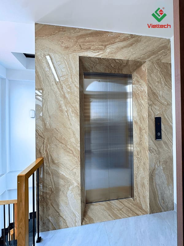 Thang máy được thiết kế với tải trọng 450kg, tương đương 6 người mỗi lượt di chuyển